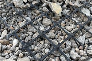 Geosiatka poliestrowa rozwiązuje problem pęknięć dróg na obszarach górskich